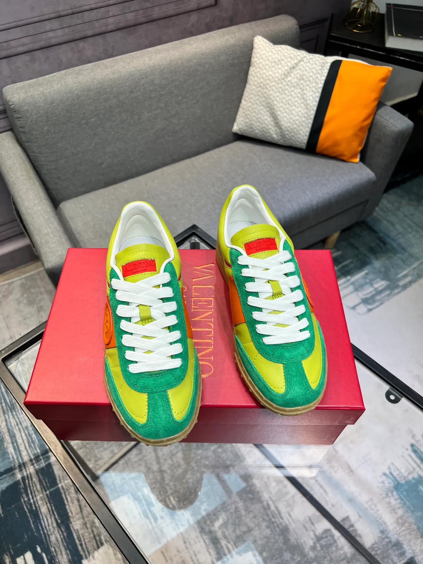 Men's shoes 💰620 👉🌹🌹VALENTINO counter synchronized new low-top casual sports shoes 👍Professional and high-end, perfect replica, first-class quality! 👍All made of original 1:1 materials, exclusive mold opening! 👍High mercerized cowhide fabric 👍TPU outsole, comfortable and wear-resistant, brand injection insole, 👍Full set of high-end counter packaging 👍All details are customized with 1:1 mold, striving for perfection! 👍Couple style female 35-41, male 38-46 (female 41, male 45 46 customized)